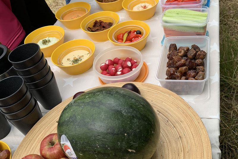 Blick auf das kleine Buffet mit Fingerfood während eines Betriebsausflugs