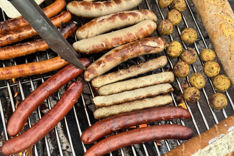 Grillgut mit Würstchen und Falafel auf der Feuerschale der eifelnomaden