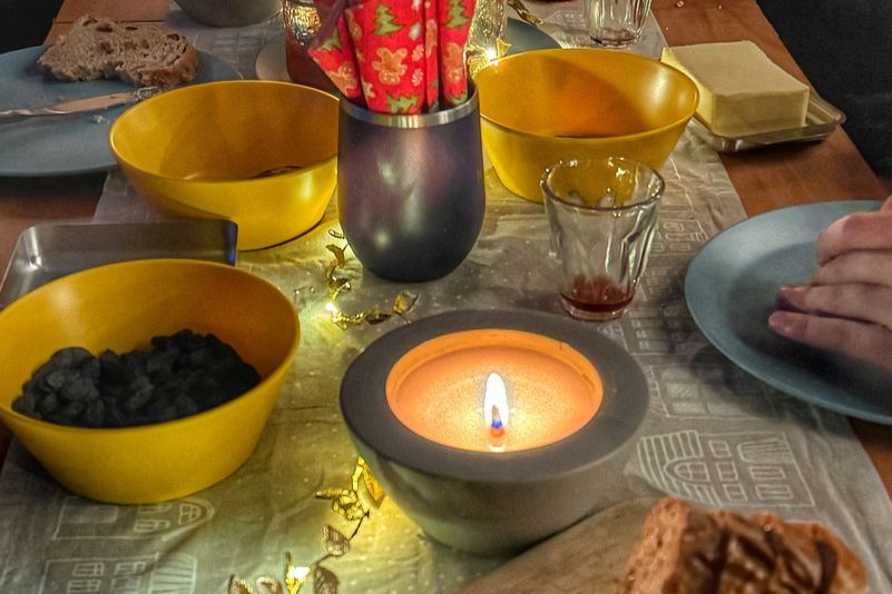 Im Bauwagen servieren die eifelnomaden bei den Weihnachtsfeiern leckere Speisen und Naschereien. Dazu gibt es Glühwein, Tee ...